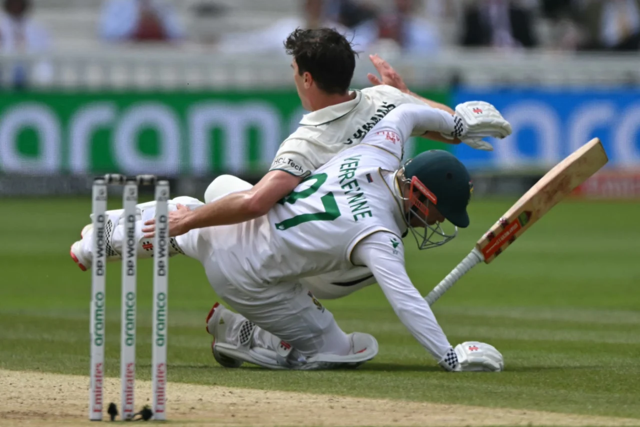 Pat Cummins Crashes into South Africa Wicket Keeper While Appealing.